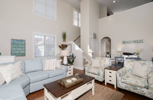 Modern Bayside Villa: Ideal for Family and Golf