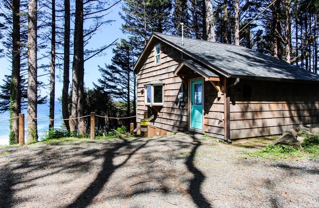 Modern beachfront cabin south of Yachats - lovely ocean views, deck & firepit