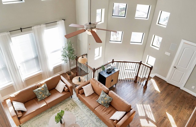 Modern Boho Chic | Downtown View | King Bed | 4BR