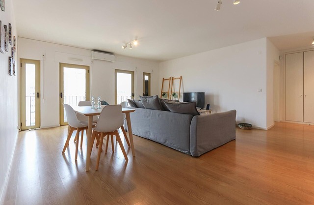 Modern & Bright by Homing