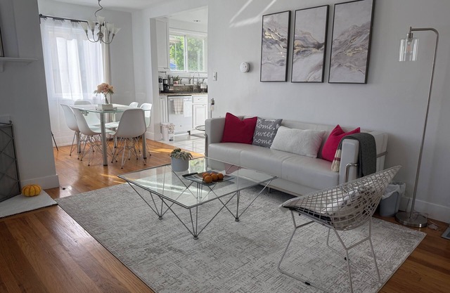 Modern Bright Home in West LA – Easy Access to UCLA, Santa Monica & attractions.