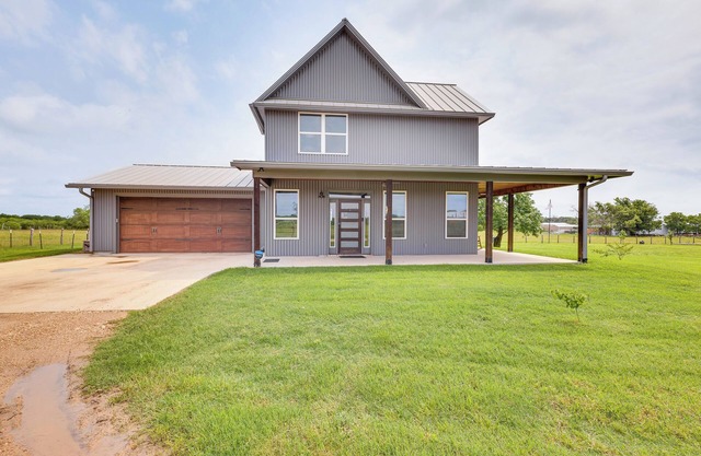 Modern Bryan Farmhouse on 1 Acre w/Hot Tub!