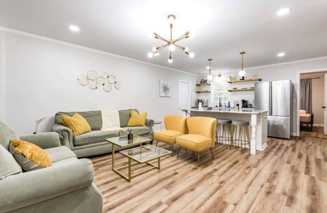 Modern bungalow in the heart of Raleigh w King bed