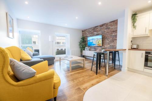 Modern CANAL VIEW Home, in City Centre, Sleeps 8