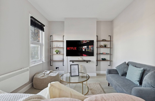 Modern & Charming Cottage Flat | Parking, Garden, Short walk to train, Eateries