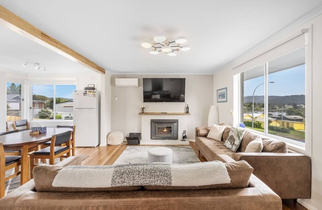 Modern Coastal Escape in Triabunna