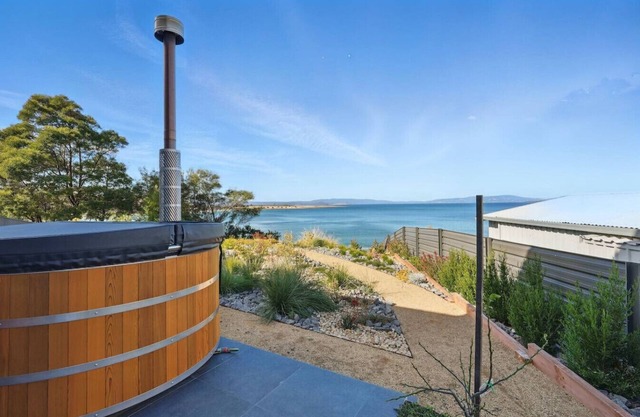 Modern Coastal Retreat + Hot Tub