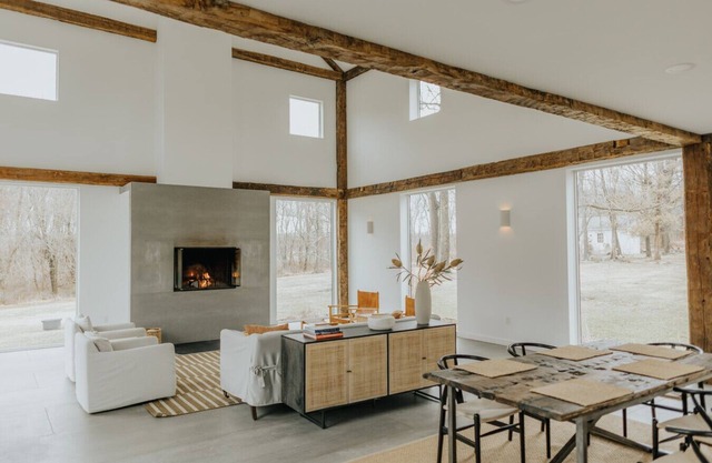 Modern Converted Barn with Hot Tub!
