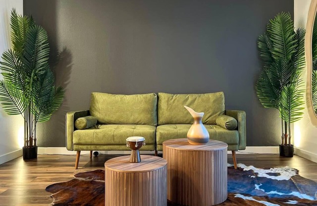 Modern Cosmopolitan APT Mid Hollywood with Free Parking 10mins to Universal Stud