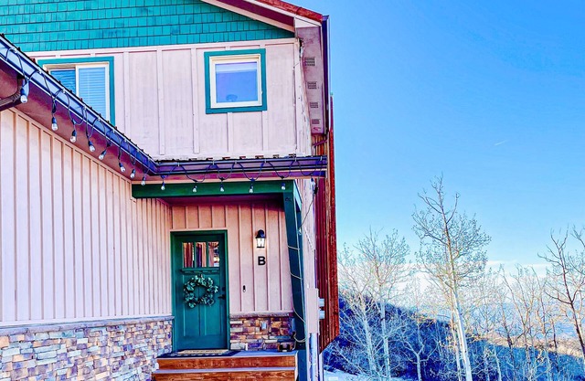 Modern Cozy Home at Powderhorn Mountain Resort with AMENITIES