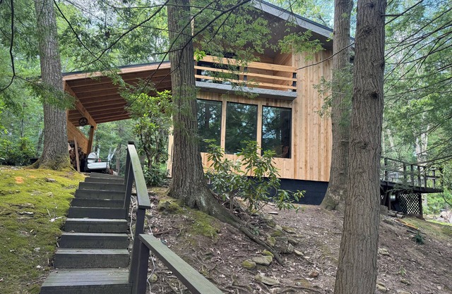 Modern creekside chalet in Champion with private island minutes from 7 Springs