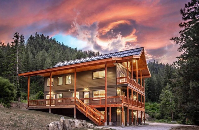 Modern Day Luxury Cabin Living! 4 Bed/4Bath, Hot Tub, 5 Acres, 15 Min to Lvnwrth
