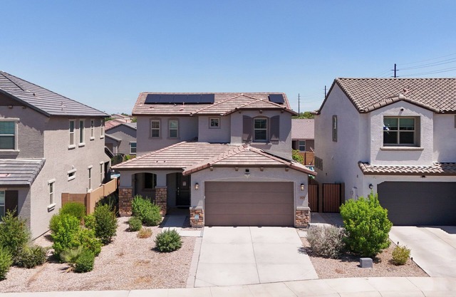 Modern Desert Home–Great for Families & Groups, Near Golf, Hiking & City Fun
