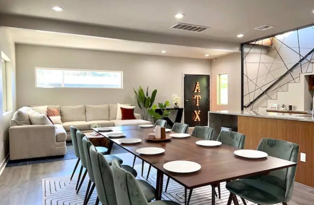 Modern DT Retreat w/Hot Tub King Bed Fast Wi-Fin