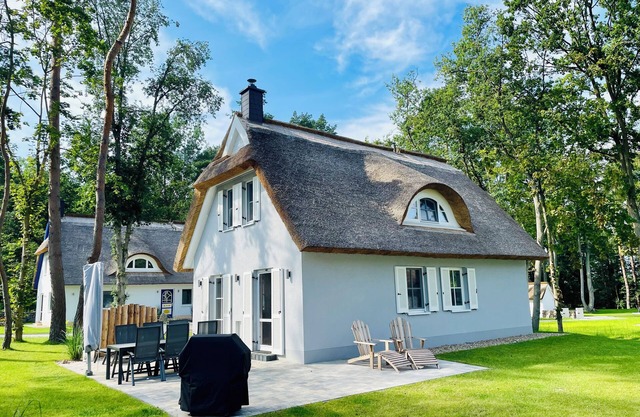 Modern Eingerichtetes Reetdachhaus mit Einladender Terrasse