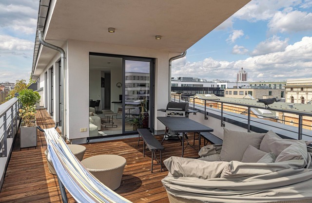 Modern & Exclusive Penthouse in Top Location w/Roof Terrace & Garage