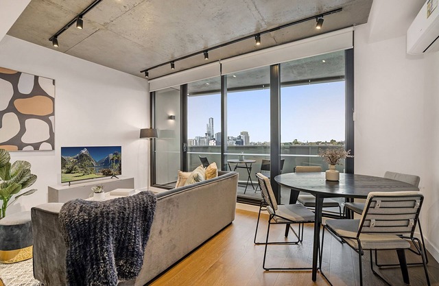 Modern, Executive 1 Bedroom Apartment With Balcony