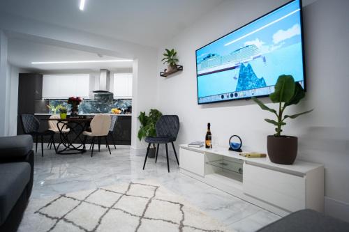Modern Family 3 bedroom house,Free Parking,Garden