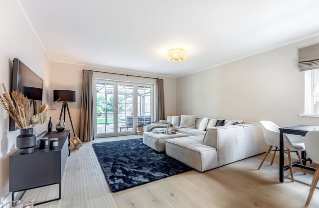 Modern first floor apartment with spacious terrace and private garden