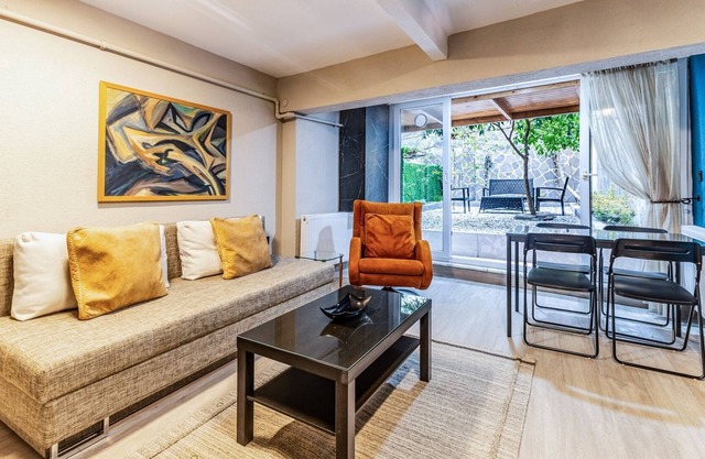 Modern Flat with Backyard in Kadikoy