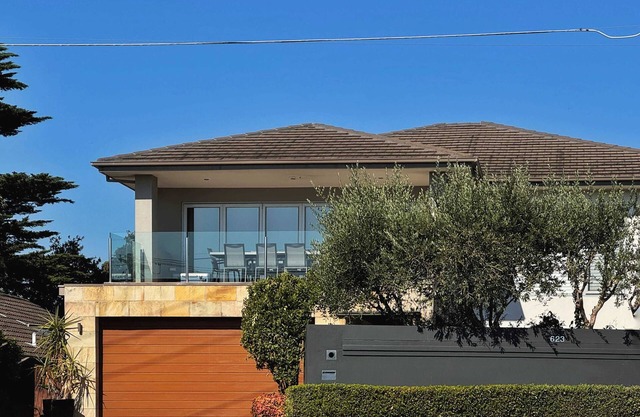 Modern Frankston South Holiday House with Bay View