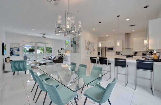 Modern & Fun Beach location! Pool, Gym, Spa, Bars & Restaurants to Entertain!