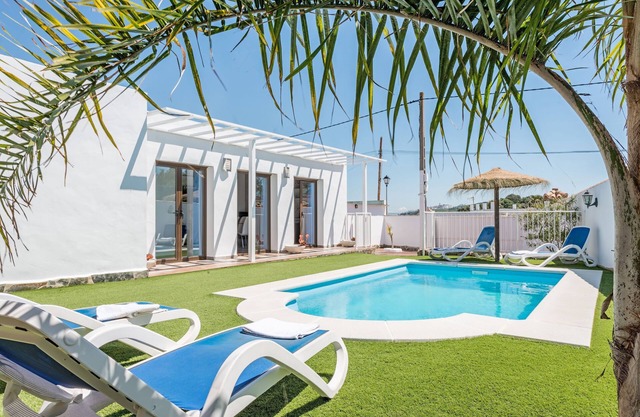 Modern holiday home with pool - Casa Capricho