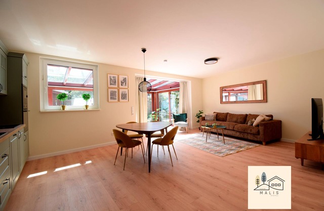 Modern holiday home with conservatory & parking sp