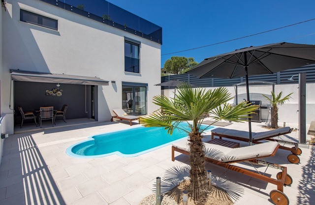 Modern Holiday House Jadranka With Pool, Pinezići, Croatia