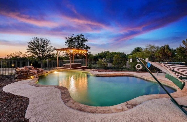 Modern Home - 1 Acre Lot w/Pool, Patios, Jacuzzi