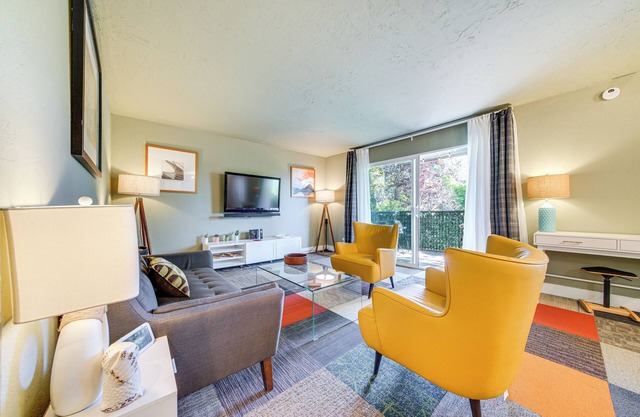 Modern Home Between Seattle, Tacoma & SEA Airport