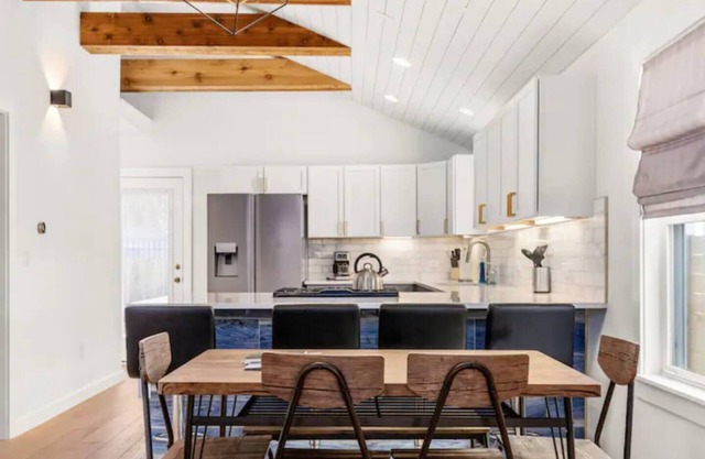 Modern Home, Laundry, Parking!Ideal for Long Stays