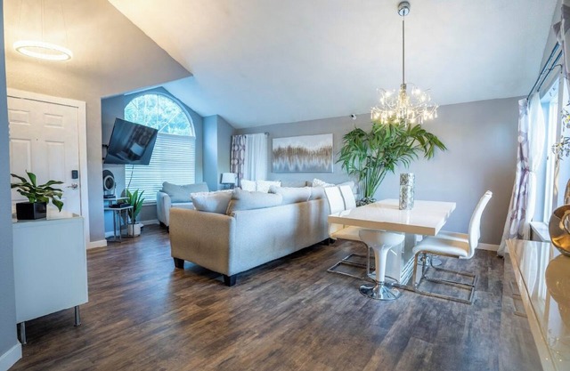 Modern home w/Hot Tub! In small town Sherwood with AC, WiFi, & near wine country