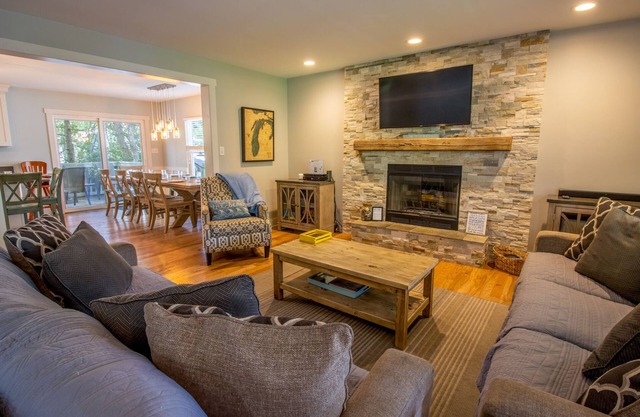 Modern home with fire-pit and well equipped for large groups