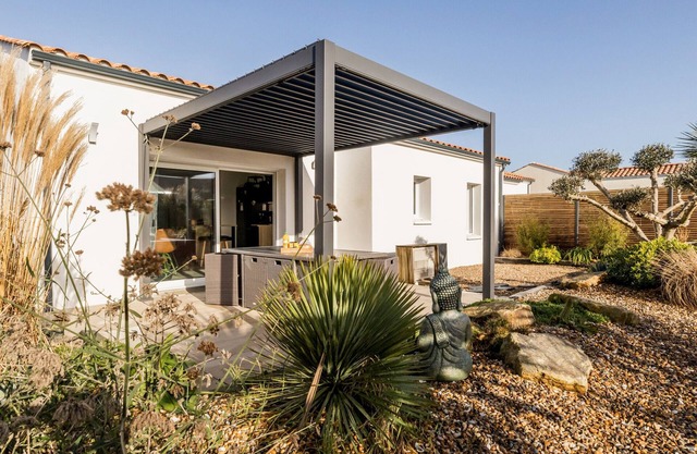 Modern House with Garden, Near Shops & Beach