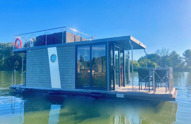 Modern houseboat for up to 5 people on the Havel without a license