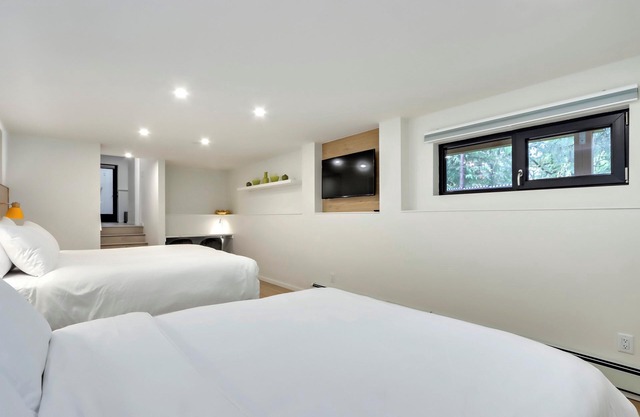 Modern King-Size Guest Suite