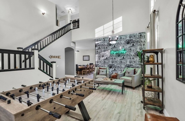 Modern large home in Chandler- Heated Pool -Sleeps 8
