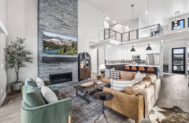 Modern, large, hot tub, lake views! 5 min. to Deer Valley, dedicated work space