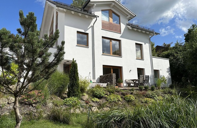 Modern, large terrace, garden and lots of sun.