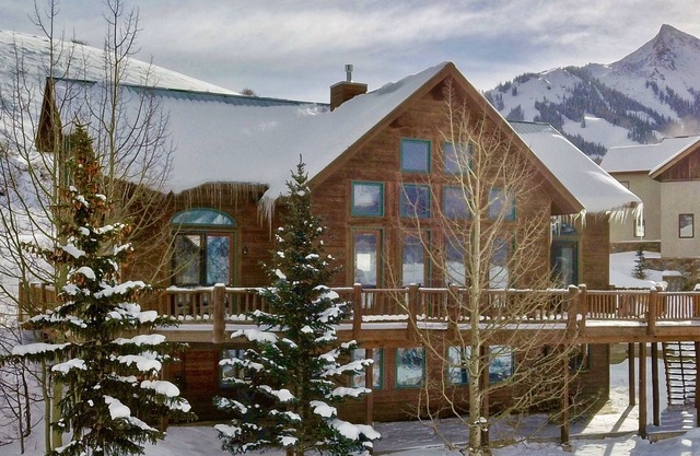 Modern Lodge - 6 bedrooms, Hot Tub, 2 living rooms, Ski in Ski out, Epic Views