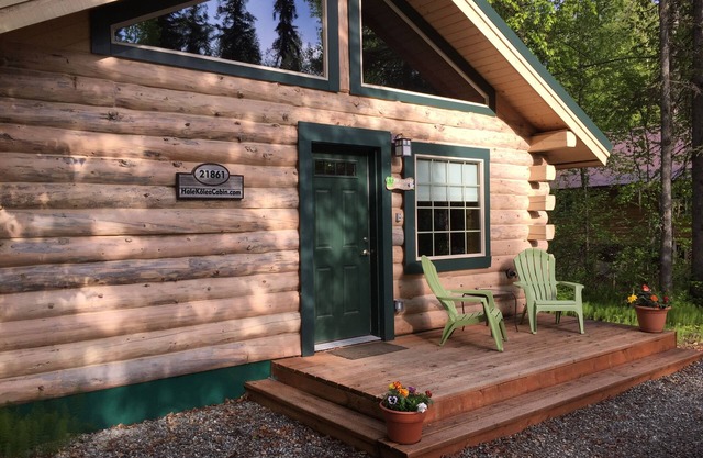 Modern Log Cabin Vacation Rental with En Suite Sauna in Talkeetna, Alaska
