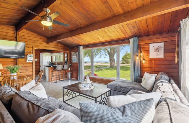 Modern log cottage with panoramic Lake Erie views, minutes from Hippo's patio!