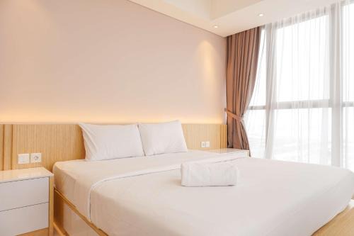 Modern Look and Nice 2BR Gold Coast Apartment near PIK By Travelio