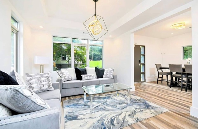 Modern Luxe ATL Retreat: Downtown+Rooftop+Sleeps 7