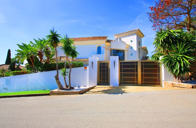 Modern luxurious villa in Marbella with views