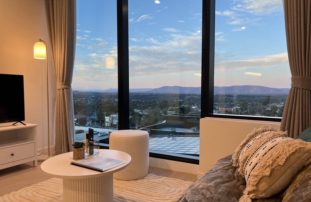 Modern Luxury 2 Bed, 2 Bath Apartment With Free Parking in Central Location