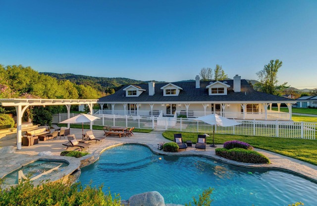Modern Luxury Farmhouse Retreat on 10acres -Yoga Studio -hosts 16
