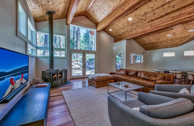 Modern Luxury Truckee/Donner Home in Quiet N'hood. Very near Donner Lake