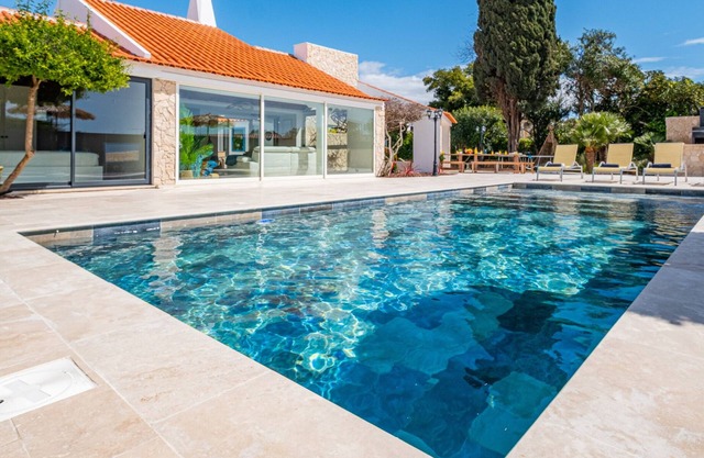 Modern luxury w/heatable pool & pool bar